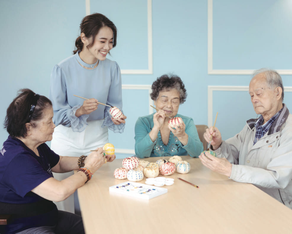 長輩動手彩繪人生，筆筆都是回憶與溫暖。(圖片來源/許睿慈)