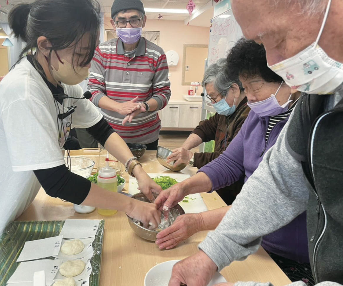 大心日照的營養師和主廚會帶著長輩們一起製作點心，將不好吞嚥或較不健康的食材，以營養並適合長輩吞嚥的食材取代。(圖片來源/許睿慈)