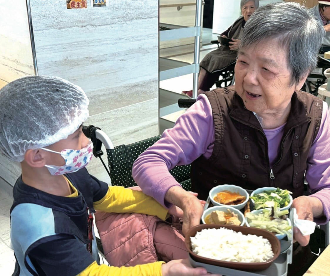 小小送餐員出動，溫暖直送到長輩心坎。(圖片來源/清福長照集團)