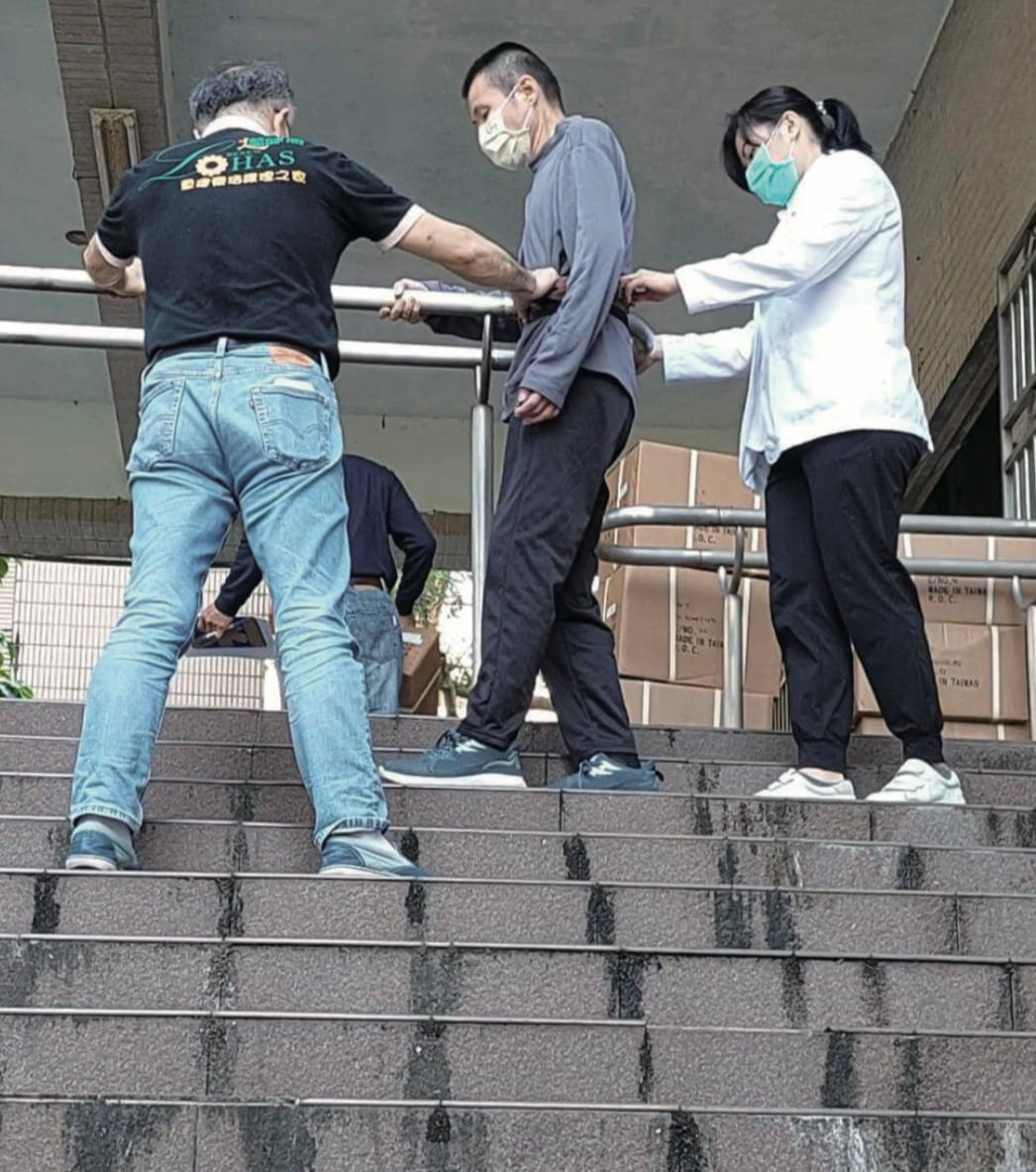 重建樂活護理之家旁通往中庭的階梯，作為返家前訓練爬樓梯的一環。(圖片來源/重建樂活護理之家)