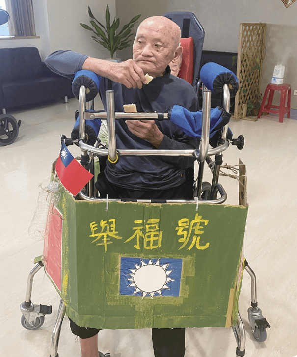 舉福阿公從完全臥床，後來可推著「舉福號」 巡邏，工作人員還為阿公設計專屬路線圖。(圖片來源/盧郁綺、力麗社福基金會)