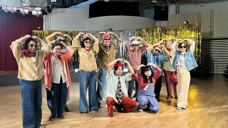 朝陽科技大學找上真愛基金會拍攝MV「Ture love story」，84歲李春雄（後排右4）與日 照長輩們帥氣上陣。