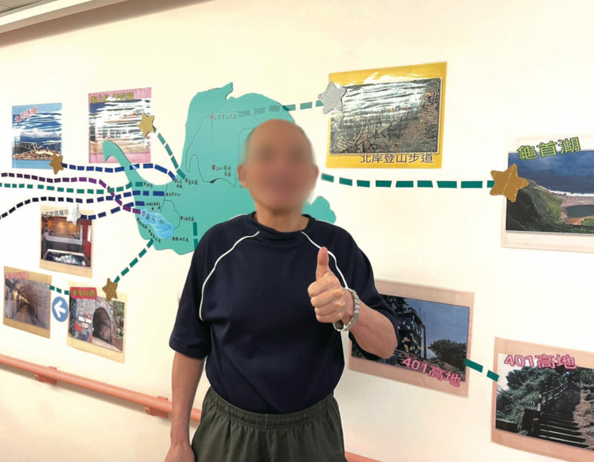 牆面上是黃伯伯去龜山島的圓夢計畫，悠活協助住民因夢想而自立。(圖片來源/王品涵、悠活住宿長照機構)