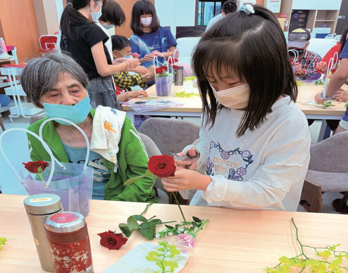 青銀共學，木柵國小學童走進日照與阿公阿嬤一起學習插花。(圖片來源/圓石社區長照機構)