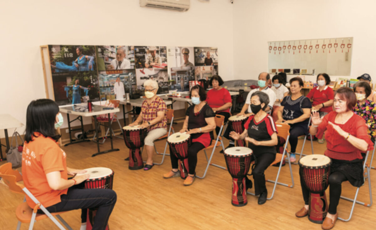 長輩們上音樂輔療課程，跟著節奏律動打鼓， 預防及延緩失能。(圖片來源/王永村、廖昱喬)