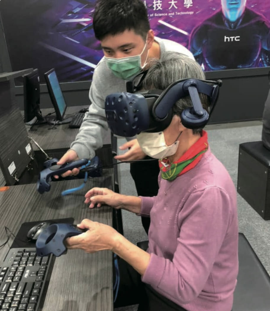 資訊管理系的學生帶領長輩體驗 VR 虛擬實境科技。