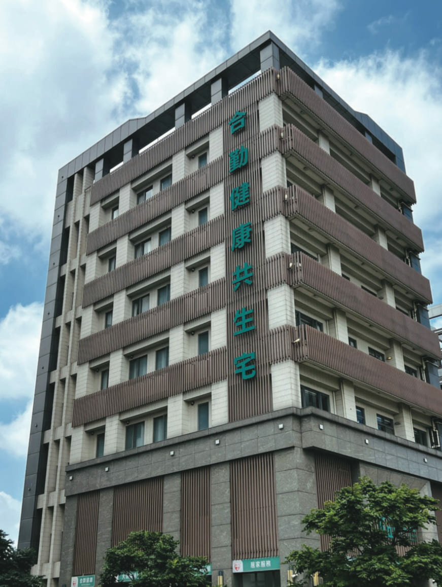 桃園經國館位於重劃區，地理位 置佳，鄰近藝文中心和交流道， 交通與生活機能便利。(圖片來源/合群健康事業)