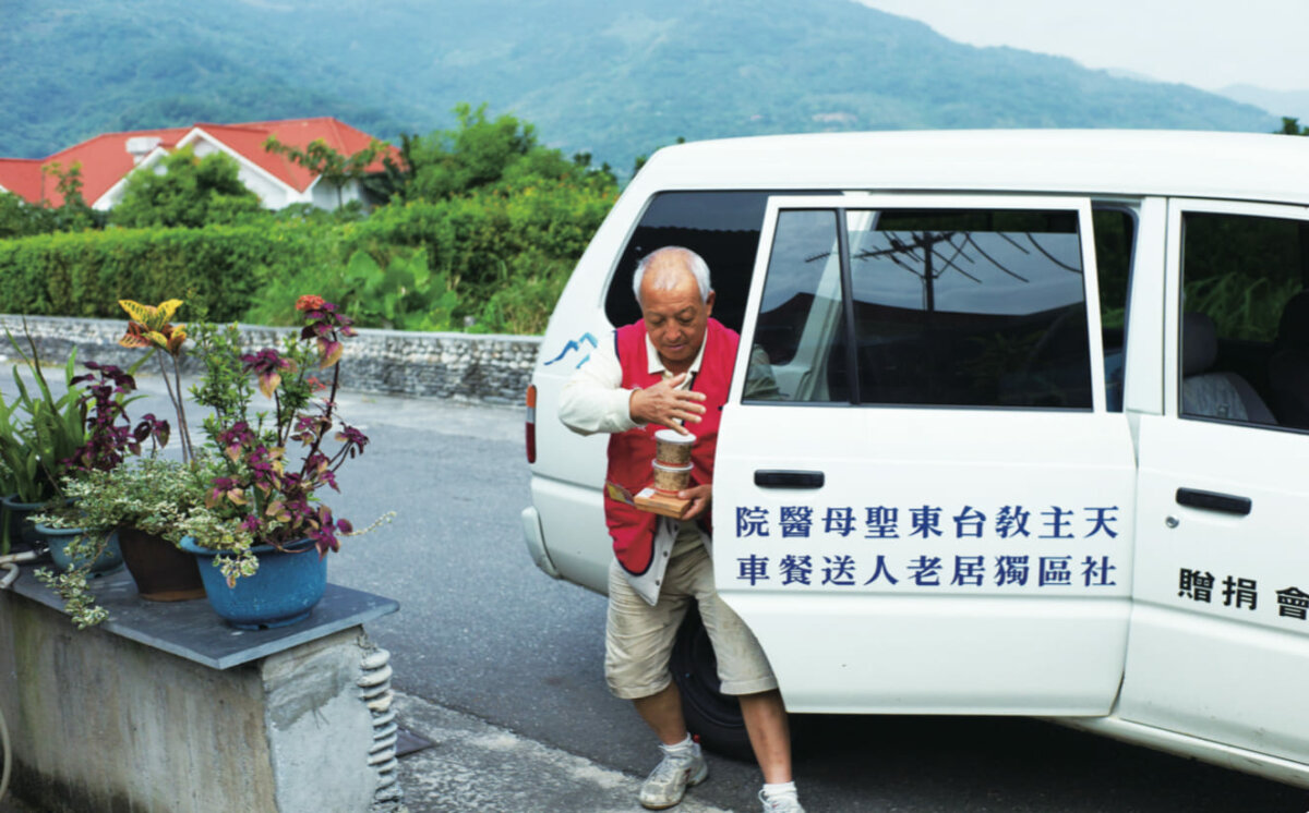 台東聖母醫院的送餐員每日沿著 176 公里的海岸線送出 1,300 個午晚餐便當給獨居老人和身心障礙者享用。(圖片來源/台東聖母醫院、戴淨妍)