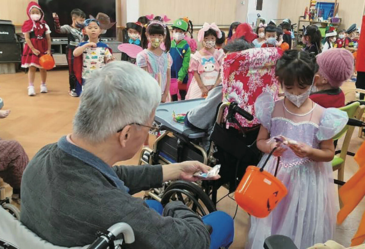 小孩在萬聖節到振興的機構與長輩互動。(圖片來源/李淑儀、王永村)