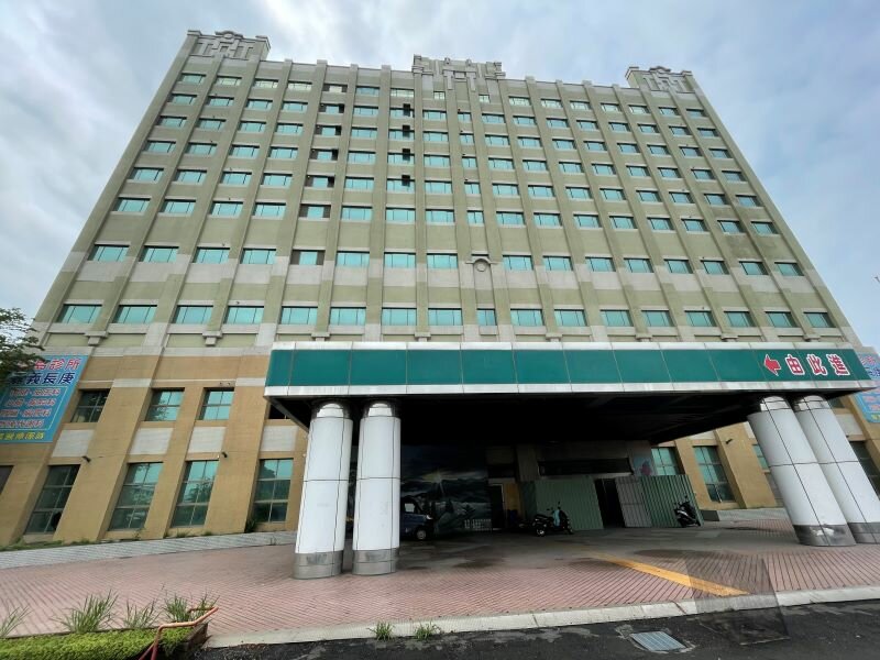 寶島健康透過資產併購與入股等方式擴張服務體系，圖為嘉義寶島健康園區醫療長照大樓，是由華濟醫院改建而成。（攝影／戴淨妍）