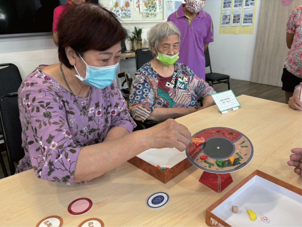 在齡活據點進行桌遊課程。(圖片來源/齡活大心體系)