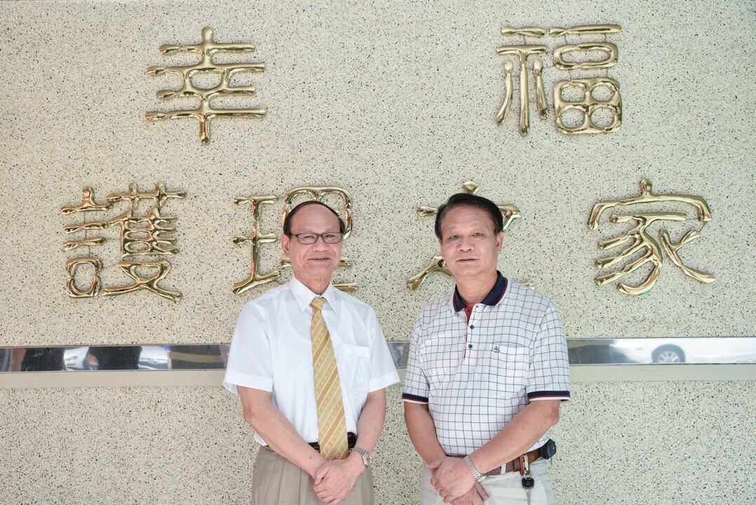 皇家醫療護理長照連鎖集團總裁黃明發（左）與幸福護理之家執行長黃明全（右）。攝影/洪永彬