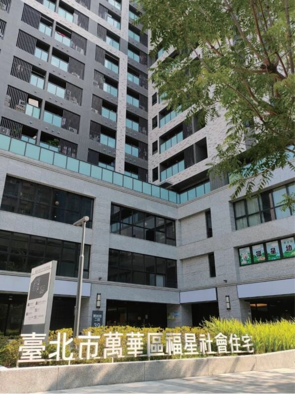 福星身障社區長照機構位於萬華區新建的社宅3樓，此層空間特別規劃非營利組織進駐，與對面的萬華老福中心形成資源共享的夥伴關係，強化社區照顧網絡。(圖片來源/士林靈糧堂社福協會)