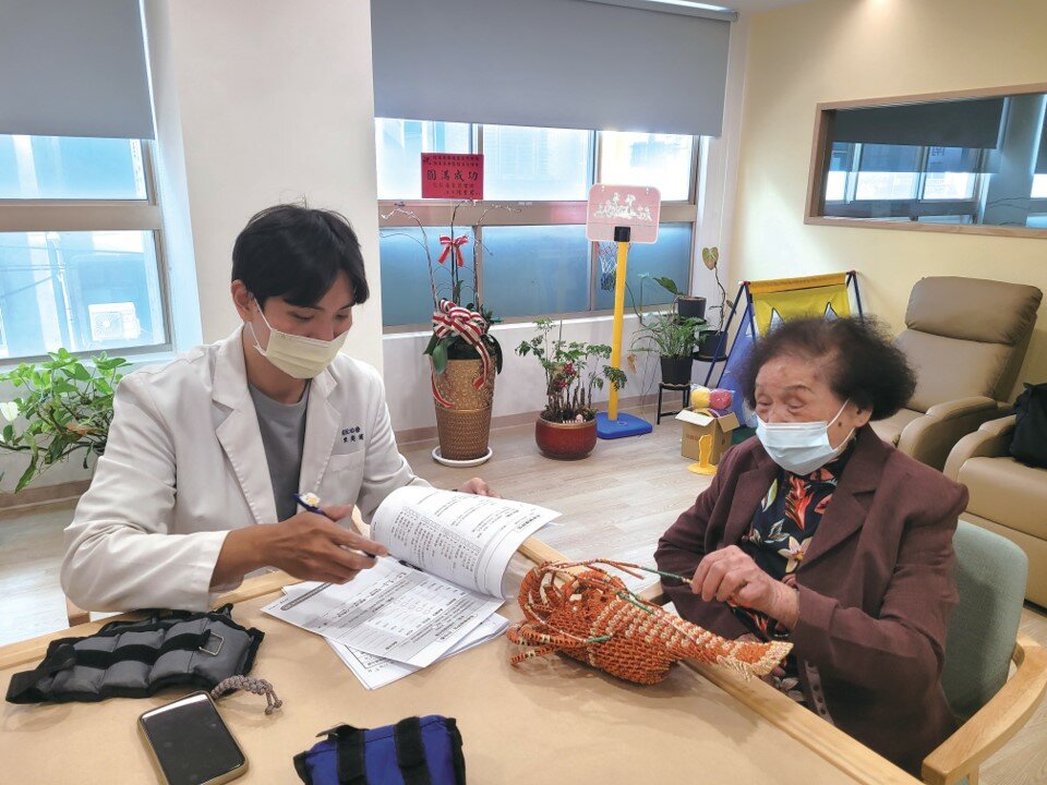 職能治療師在日照做個案評估。（圖片來源/瑞之盟）