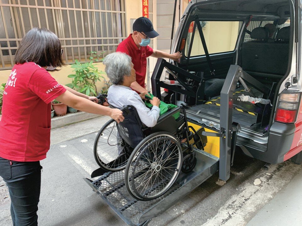 老五老基金會的服務，包括居家、日照、送餐、獨老服務和社區關懷等。（圖片來源／老五老基金會）