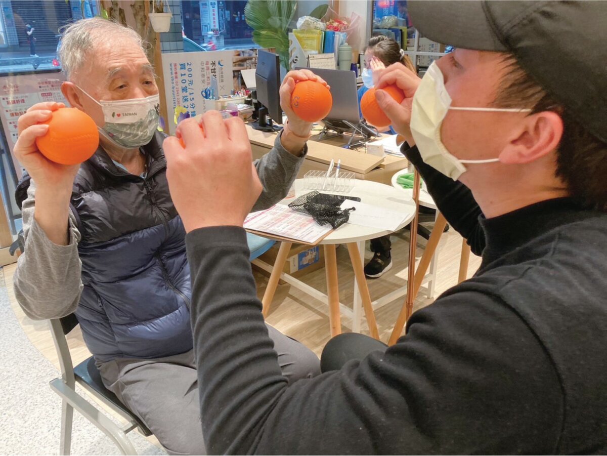 台灣居護安排復能課程，照顧長輩的生活。（攝影／劉國泰）