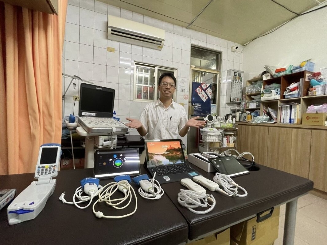 診所配備多款可攜式超音波和心電圖儀器，提供居家醫療診治使用。（圖片來源/戴淨妍）
