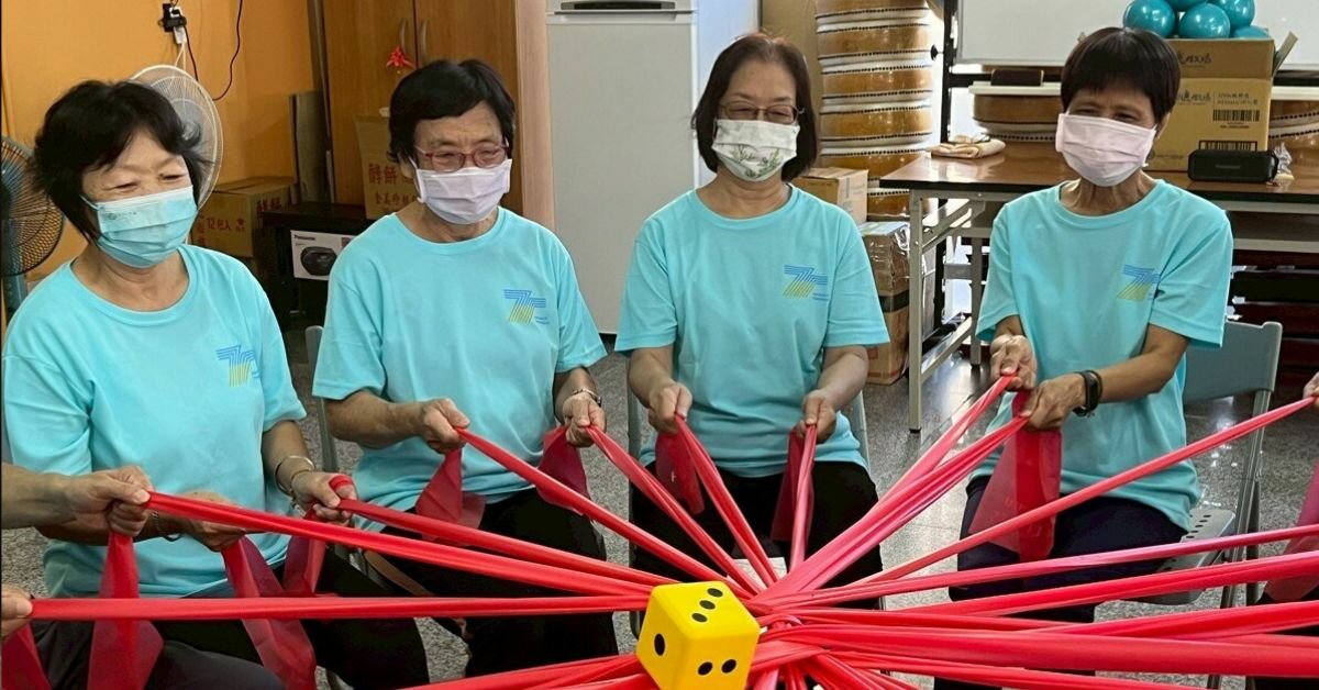 台東縣社會處透過「樂齡體適能運動暨延緩失能照護計畫」，巡迴輔導社區據點帶站人員考取相關證照。(圖片來源/台東縣社會處)