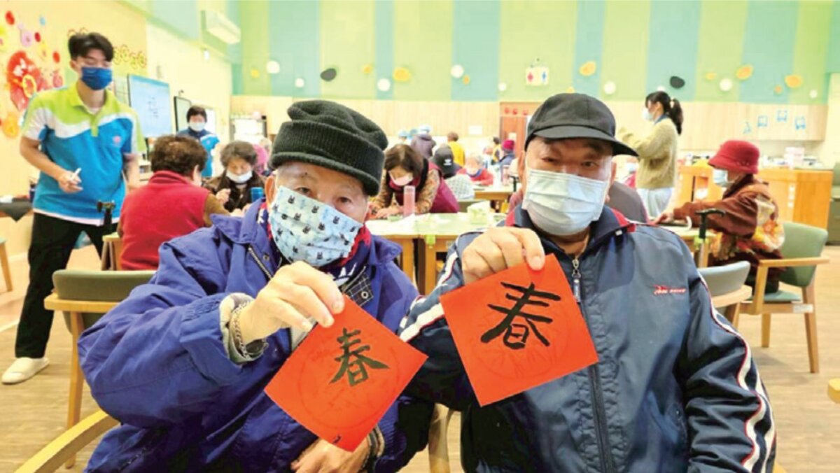 花壇秀和苑長輩寫春聯應景。(圖片來源/秀傳長照體系)