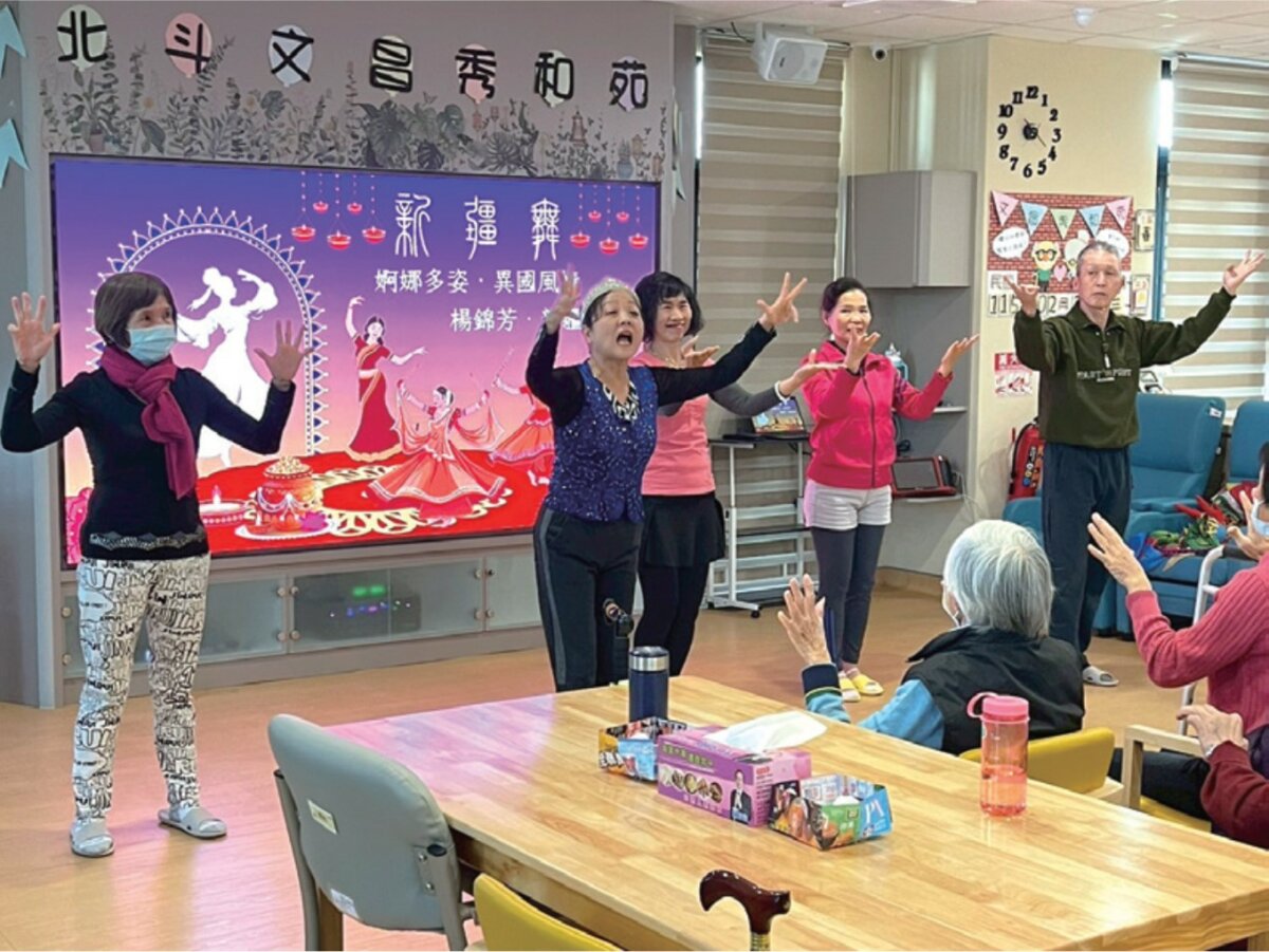 北斗文昌秀和苑設置110吋LED電視牆，是由經濟部媒合廠商根據日照中心需求所研發。(圖片來源/秀傳長照體系)