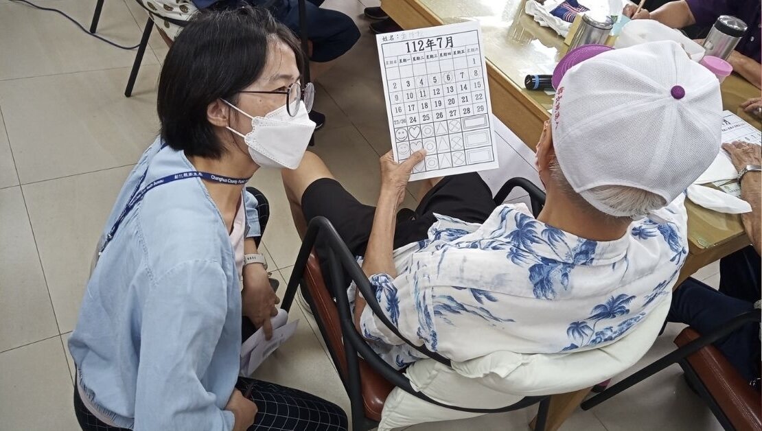 治療師到日照中心裡做復能評估。（圖片來源/彰化縣政府）