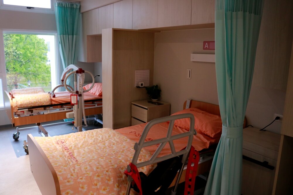 天使居2樓住宿式機構每床中間有貼心隔板。(圖片來源/天使居)