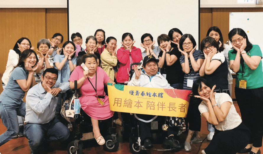 後青春繪本館是國內第一個全方位設計熟齡繪本活動的專業團體，也在The Cares Taipei 2022第3屆台北國際照顧科技應用展上辦理繪本創作藝術體驗活動。（攝影／盧春宇）