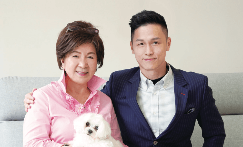 張育美與兒子徐向謙兩代攜手，金色年代長照集團事業經營。（攝影／劉國泰）