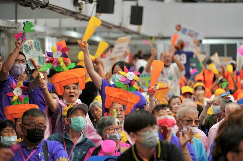 第三屆屏東日照運動會在潮州高中舉辦，近500人擠爆運動場館，為所屬日照中心吶喊加油。圖片來源／經立長照體系