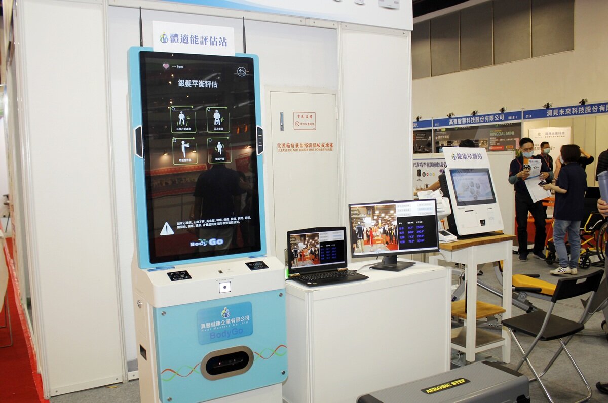 真醫健康企業以智慧精準健康管理系統協助市場發展，提供成人體適能／銀髮體適能評估，作為精準鍛鍊的參考。（攝影／盧春宇）