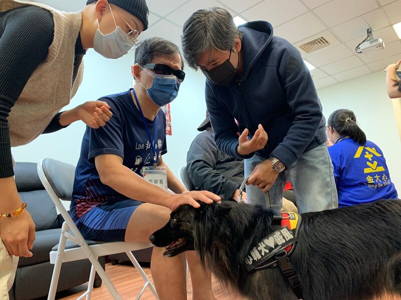 金大心日照中心長輩與「心輔犬」戚風相見歡。（圖片來源／金大心日照中心）