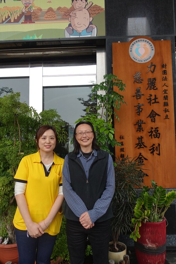 左為力麗樂活老人長期照顧中心主任林堉儒，右為樂齡事業群執行長盧秀卿。（圖片提供／力麗樂活老人長期照顧中心）