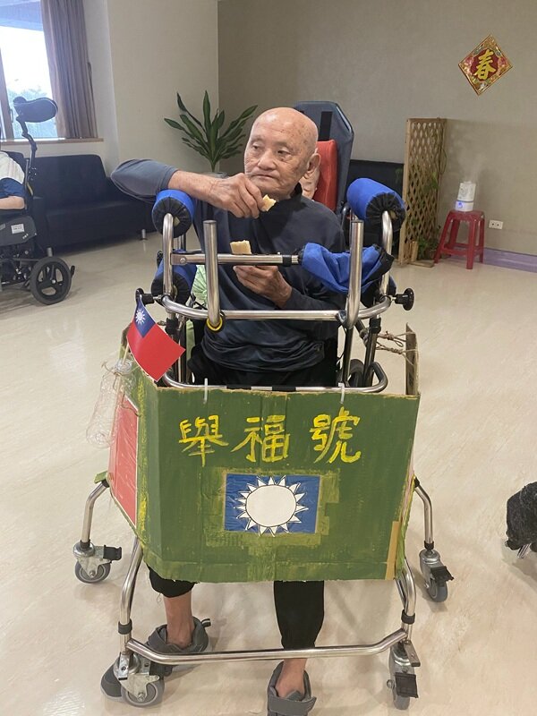復健師為90幾歲的舉福阿公重新改裝了一部「舉福號」戰車，增加練習走路的誘因。（圖片提供／力麗樂活老人長期照顧中心）