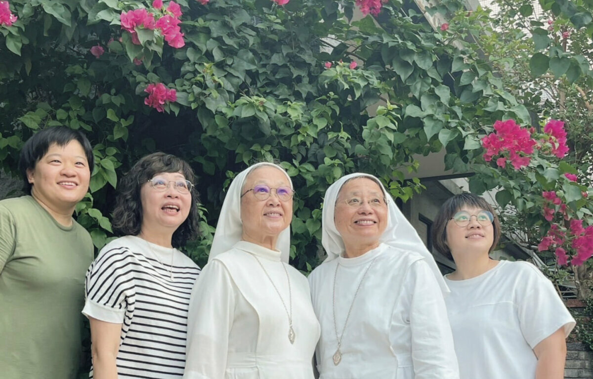 由左至右：營運長吳佩蓉、長青組主任王婉如、天主教聖母聖心修女會會長吳富柔修女、天主教曉明社會福利基金會執行長黃淑貞修女、社工督導王昱婷。(圖片來源/天主教曉明社會福利基金會)