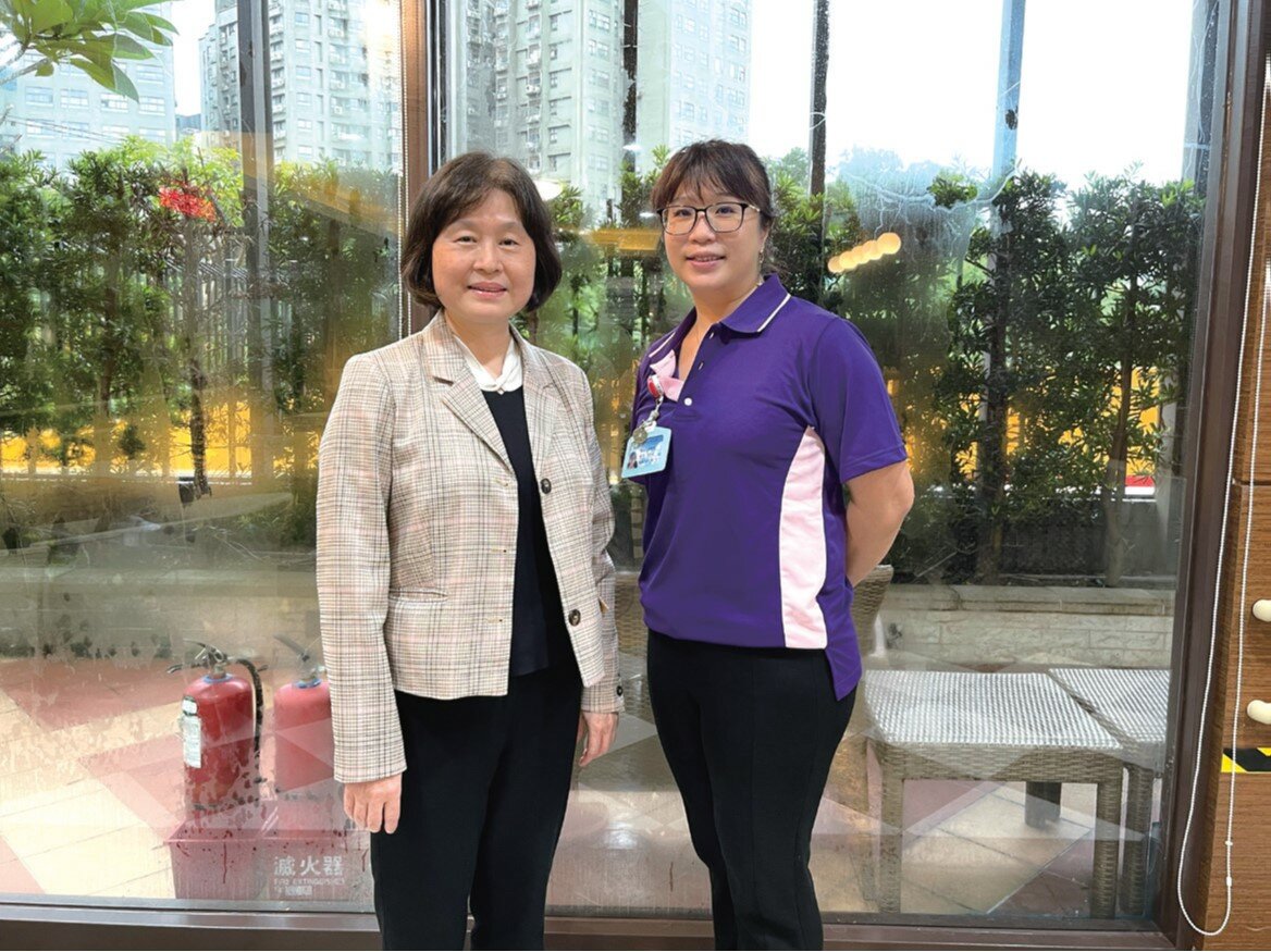 佳醫長照社團法人董事長蘇秀鑾（左）與佳醫綜合長照機構業務負責人黃慧婷。(攝影/戴淨妍)