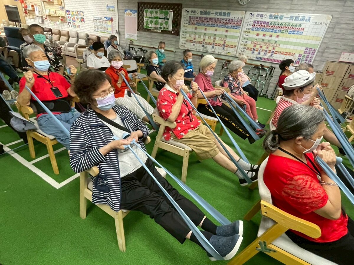 「彈力帶課程」是團體課程之一。（圖片來源/職物語）