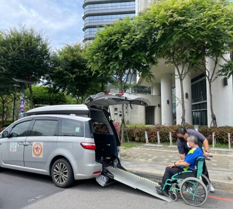 提供機構住民交通接送服務。（圖片來源／蕭中正醫療體系）