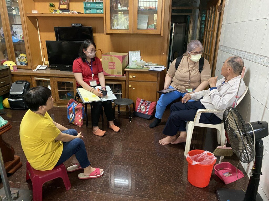 A個案管理師與照顧管理專員共同訪視案家。(圖片來源/簡慧琪)