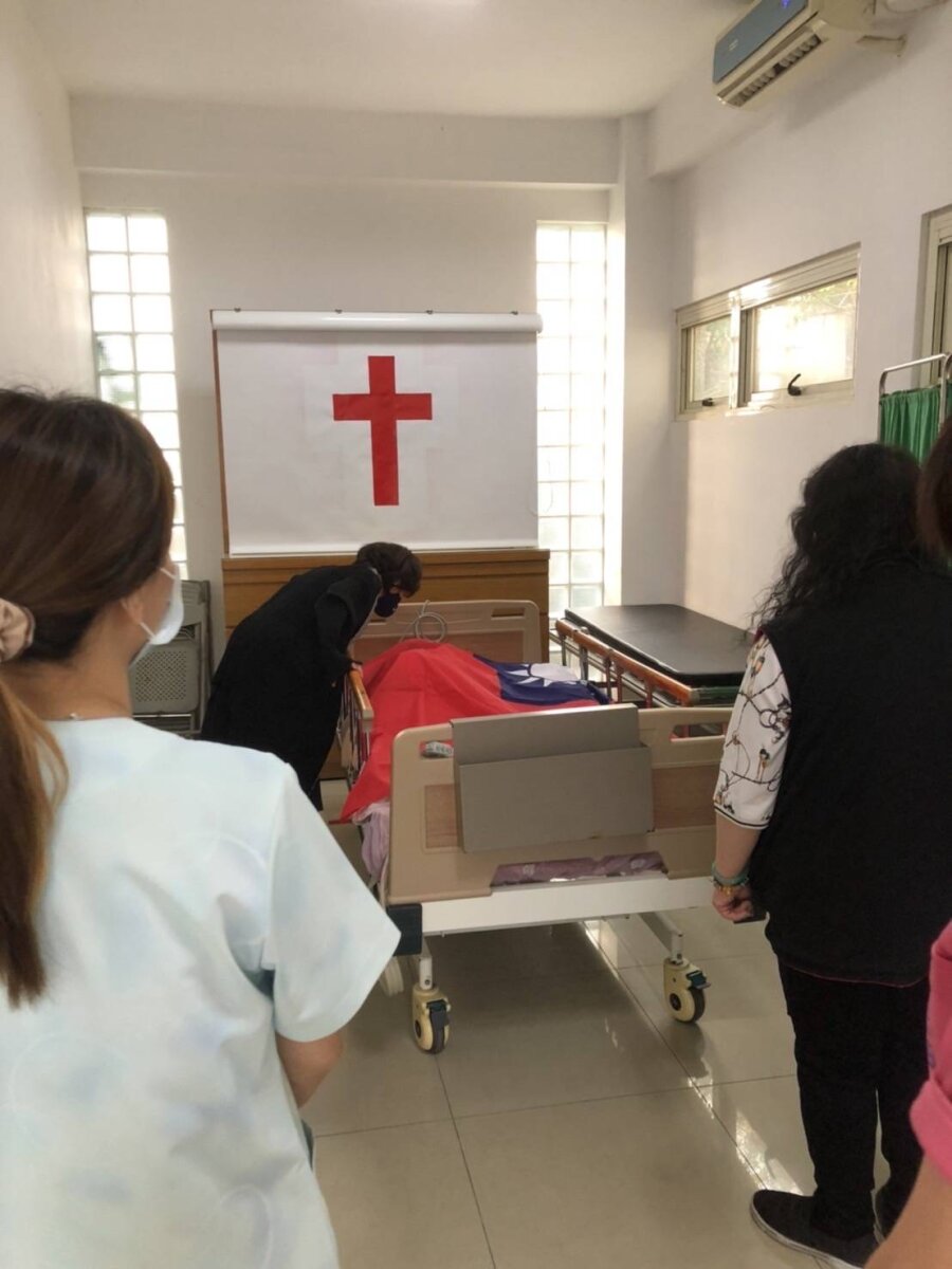 板橋榮家結合各方資源助榮民走人生最後一哩路，住民善終時，會蓋上國旗走大門，讓昔日同僚送別。(圖片來源/板橋榮家)