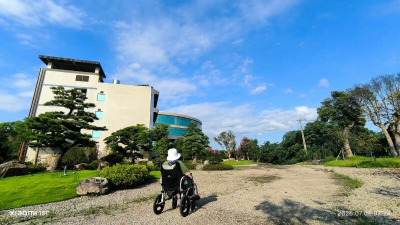新落成的住宿長照機構，戶外有大面積庭院造景。（攝影/侯俐安）
