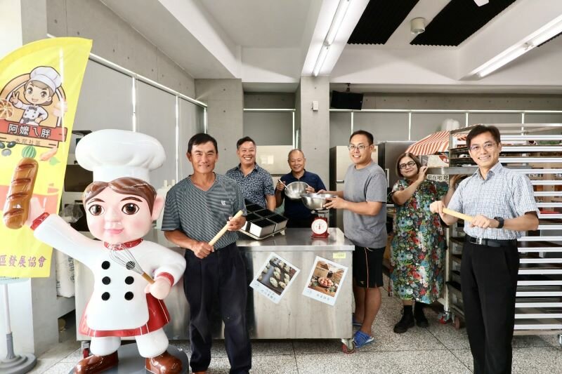 水保署台中分署、中興大學USR團隊與輔導老師們，共同培力到執行水尾的綠色照顧計畫。侯俐安／攝影