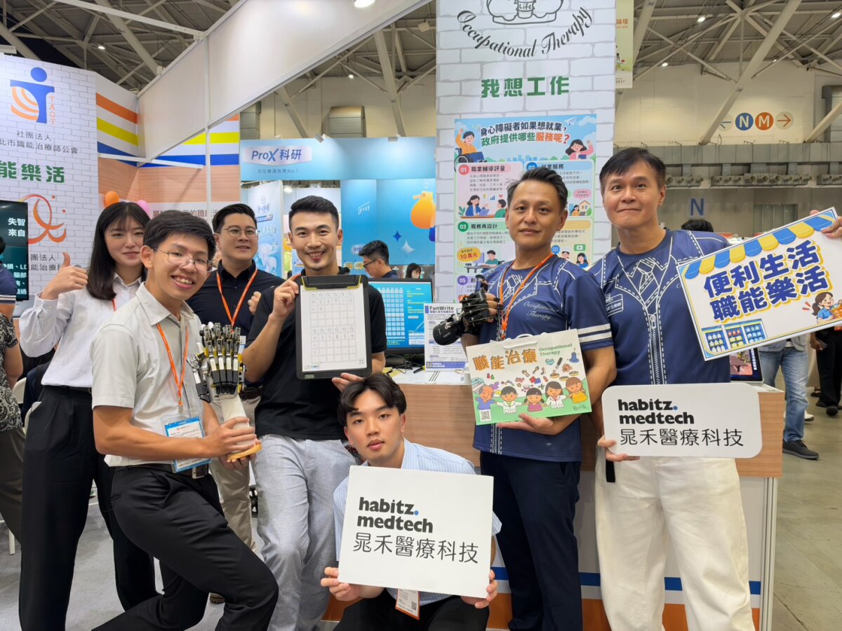 中華民國職能治療師公會全國聯合會理事長吳益芳（右二）說明復能趨勢，晁禾醫療科技創辦人林昶霆（左四）也展示各項產品。(攝影／侯俐安)