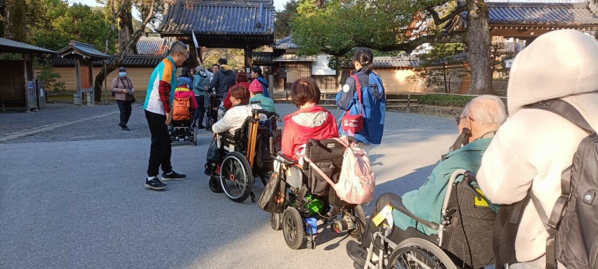 多扶學堂的無障礙生活與旅遊管家研習營，實際體驗老化的不便。(圖片來源/多扶事業)