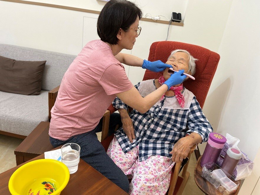 作者為家人提供口腔照護服務（圖片來源／蘇麗英）