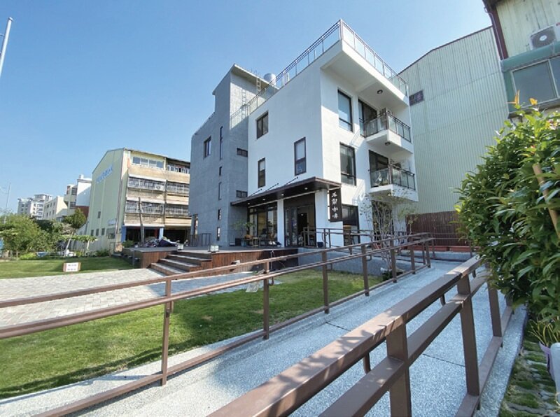 把通透的日照空間設計與社區共享，導入空間設計觀點及都市美學意象，讓服務從機構內延伸觸及至社區鄰里角落。(圖片來源/秀家人社區式長照機構)