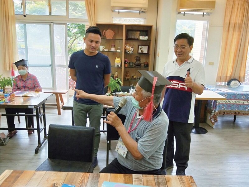 黃振雄發揮帶領部隊精神，彰化近90間照護機構安然挺過3年Covid-19疫情危機。(圖片來源/德安長照事業集團)