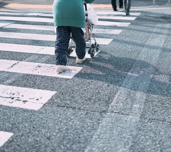 2024年新設「多種到家服務的組合」的新服務，以社區整合為主要思考主軸的策略，預計日照服務事業所將同時提供居家照護服務。(圖片來源/pakutaso)