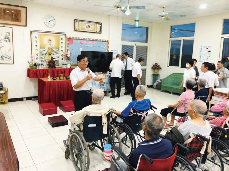 軍公職生涯合計有33年後，黃振雄走上長照中心經營之路，從門外漢到專業，從經營者到長照協會領導人，發揮了骨子裡的「理工男」與軍人性格。(圖片來源/德安長照事業集團)