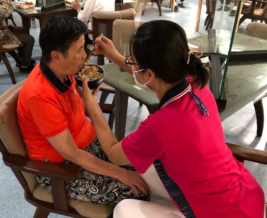 護理師協助日照中心長輩日常活動，更是把關日照中心服務品質的靈魂人物。(圖片來源/莊文芳)