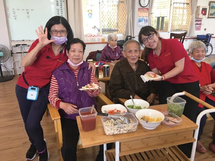 長照 2.0上路後，老五老基金會選擇居服員採用月薪制，且搭配績效獎金，並重新思考人才升遷調整與敘薪制度。（圖片提供／老五老基金會)